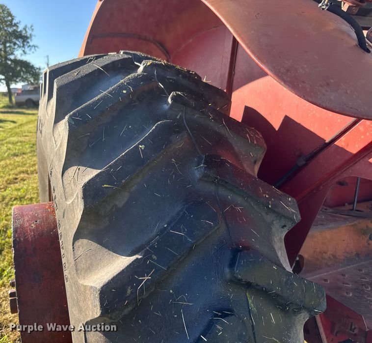 image for item EM8173 1966 International Harvester 806 tractor