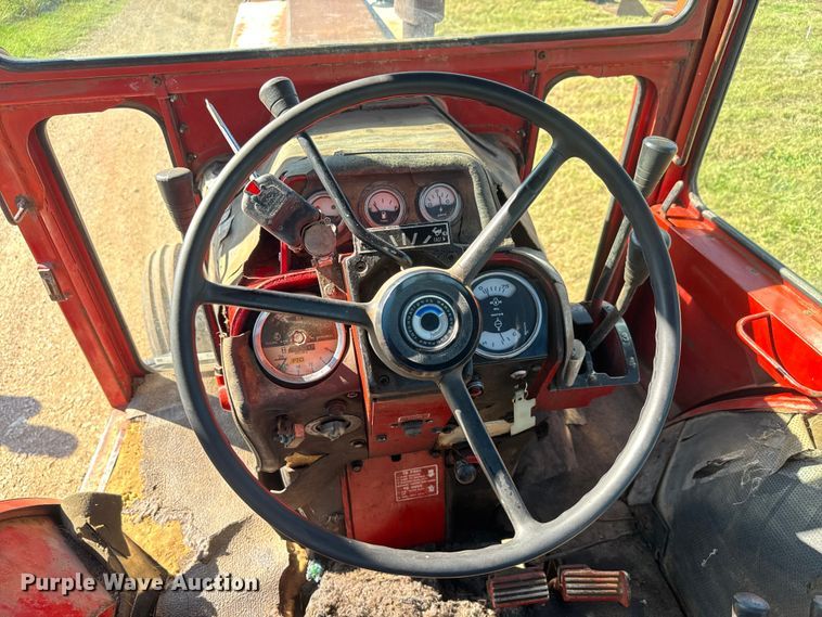 image for item EM8175 1973 International Farmall 1066 tractor