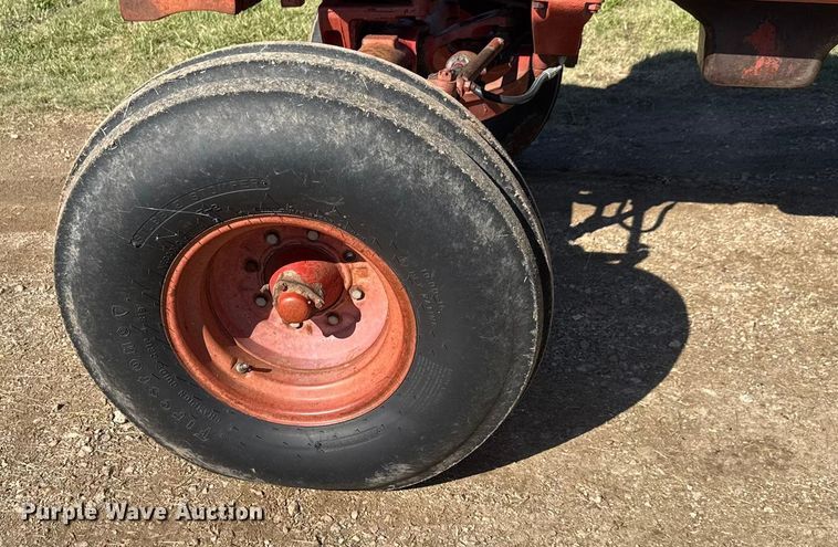 image for item EM8175 1973 International Farmall 1066 tractor