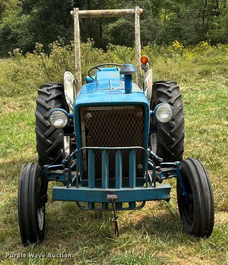 image for item EN5583 1972 Ford 2000 tractor