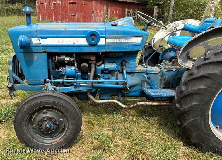 image for item EN5583 1972 Ford 2000 tractor