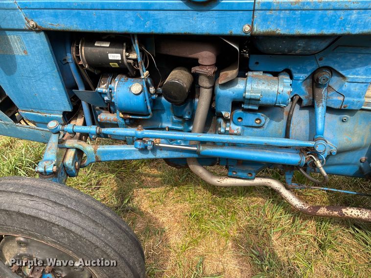 image for item EN5583 1972 Ford 2000 tractor