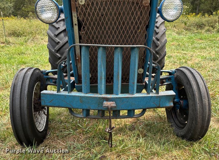 image for item EN5583 1972 Ford 2000 tractor
