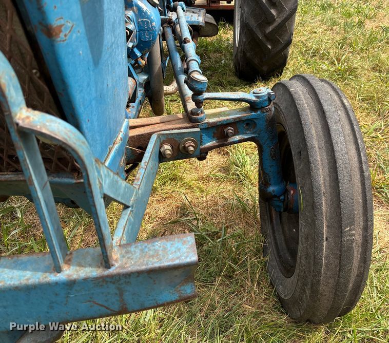 image for item EN5583 1972 Ford 2000 tractor