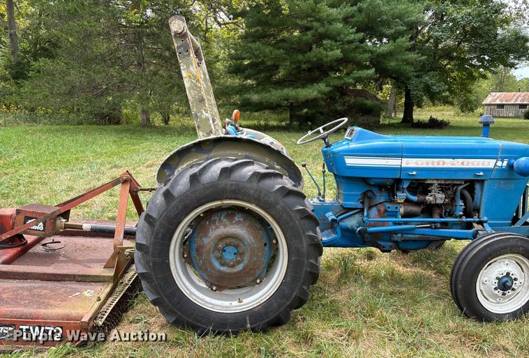 image for item EN5583 1972 Ford 2000 tractor