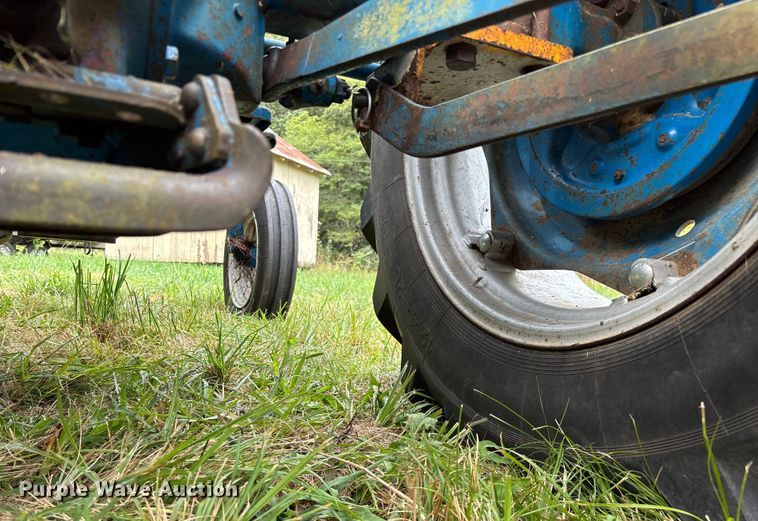image for item EN5583 1972 Ford 2000 tractor