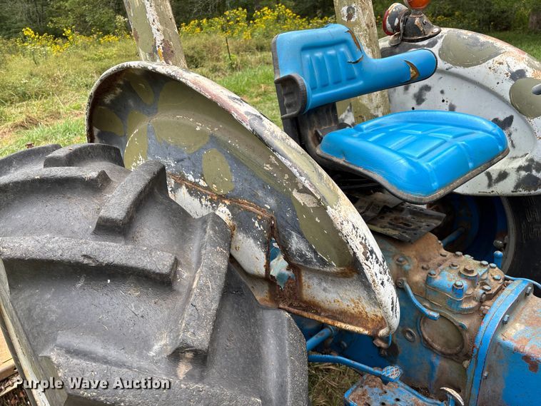 image for item EN5583 1972 Ford 2000 tractor