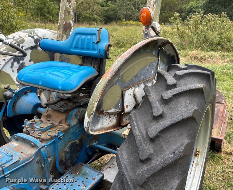 image for item EN5583 1972 Ford 2000 tractor