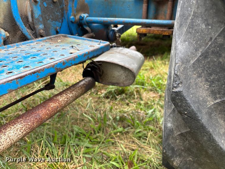 image for item EN5583 1972 Ford 2000 tractor