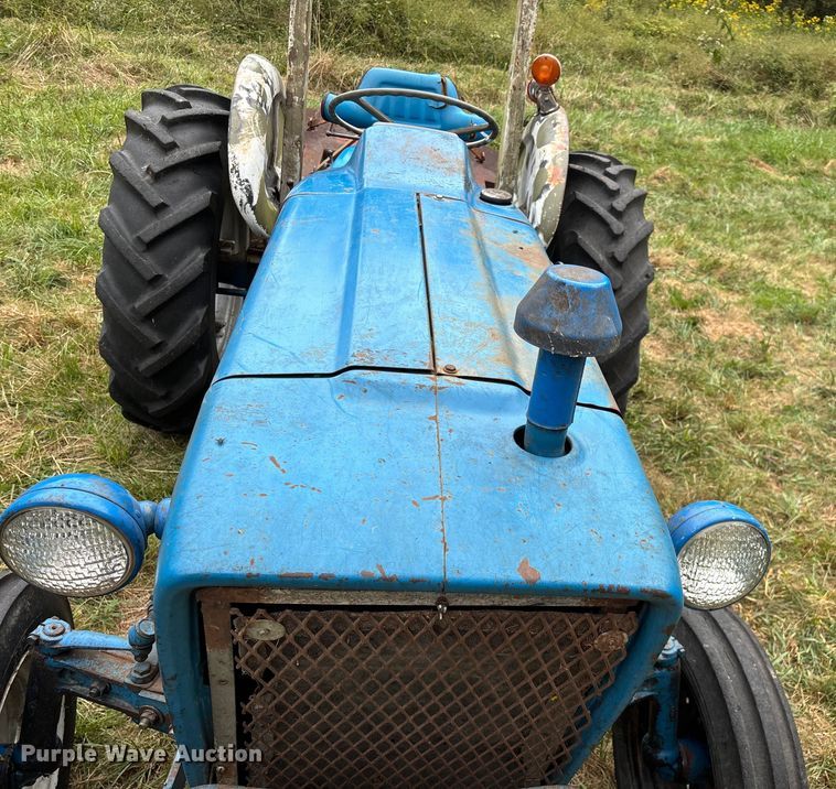 image for item EN5583 1972 Ford 2000 tractor