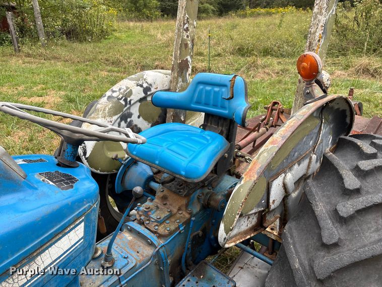 image for item EN5583 1972 Ford 2000 tractor