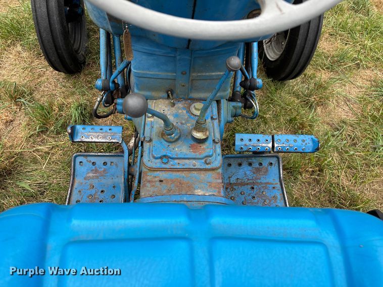 image for item EN5583 1972 Ford 2000 tractor