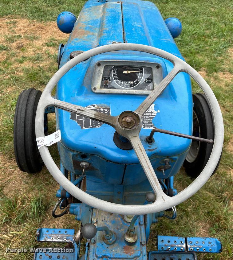 image for item EN5583 1972 Ford 2000 tractor