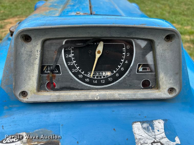 image for item EN5583 1972 Ford 2000 tractor