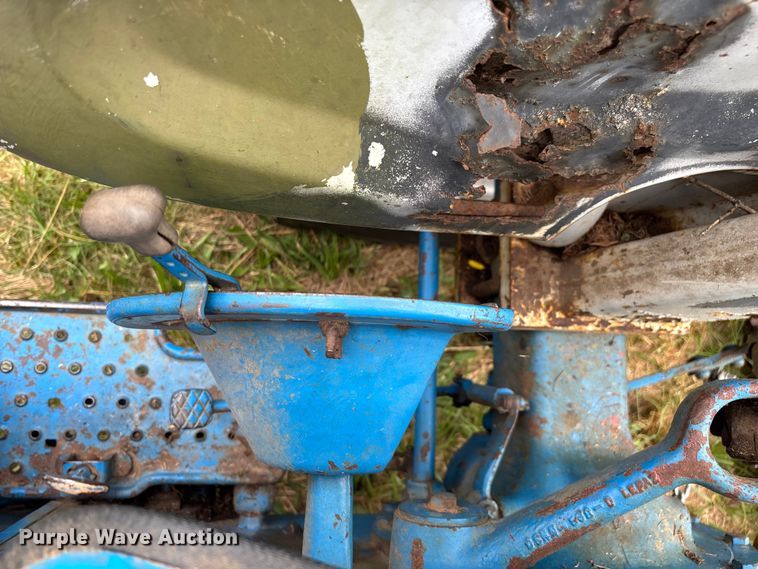 image for item EN5583 1972 Ford 2000 tractor