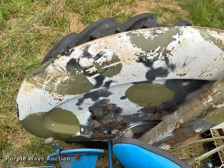 image for item EN5583 1972 Ford 2000 tractor