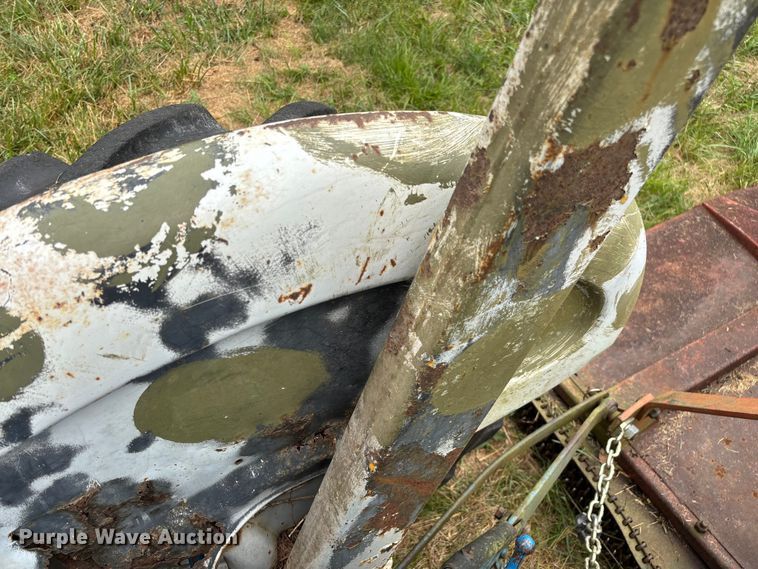 image for item EN5583 1972 Ford 2000 tractor