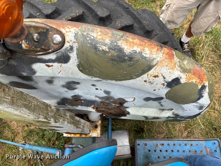 image for item EN5583 1972 Ford 2000 tractor