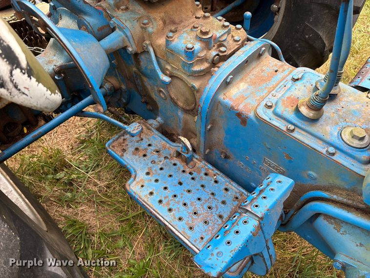 image for item EN5583 1972 Ford 2000 tractor
