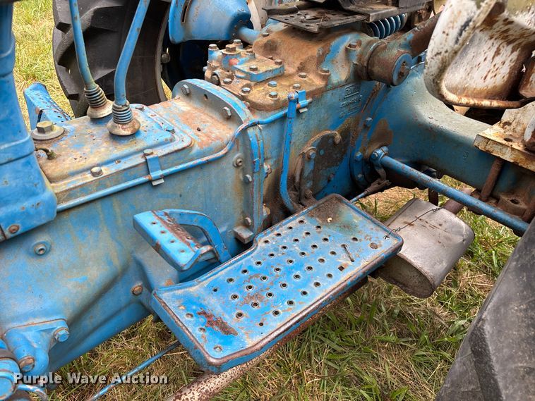 image for item EN5583 1972 Ford 2000 tractor