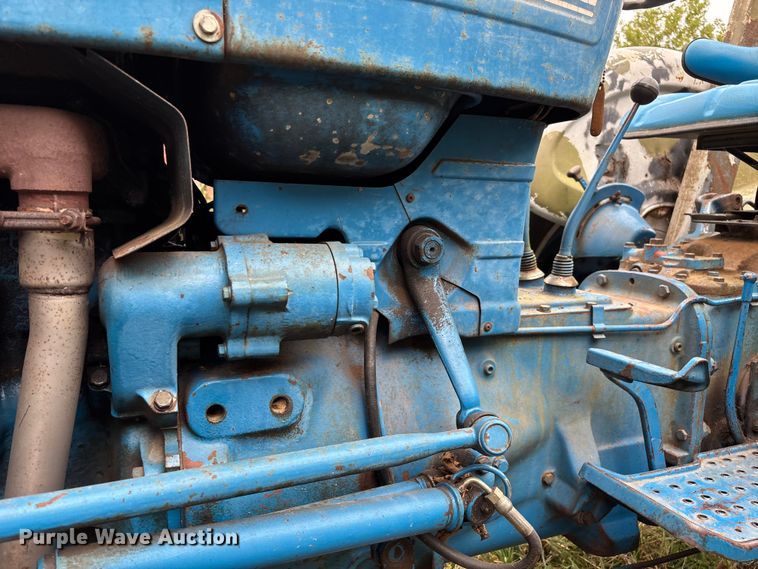 image for item EN5583 1972 Ford 2000 tractor