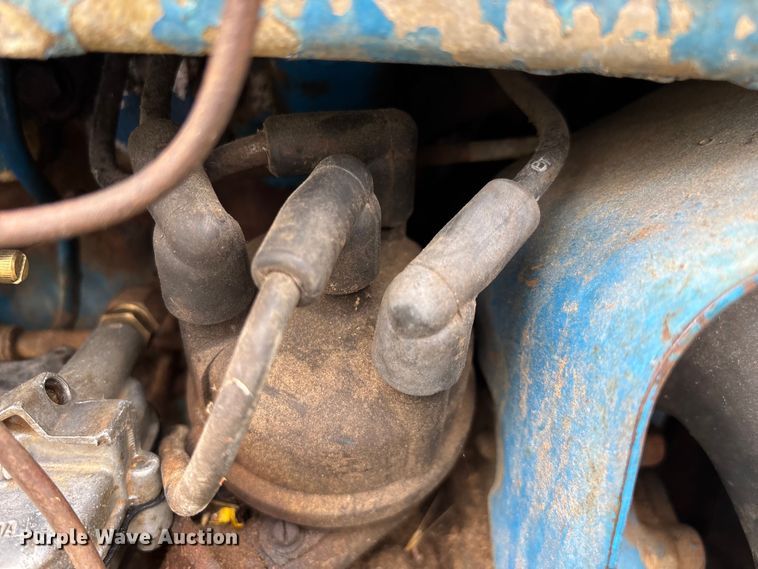 image for item EN5583 1972 Ford 2000 tractor