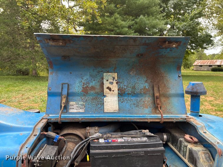 image for item EN5583 1972 Ford 2000 tractor