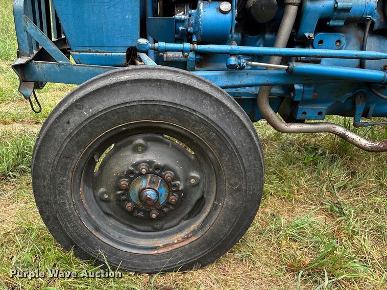 image for item EN5583 1972 Ford 2000 tractor