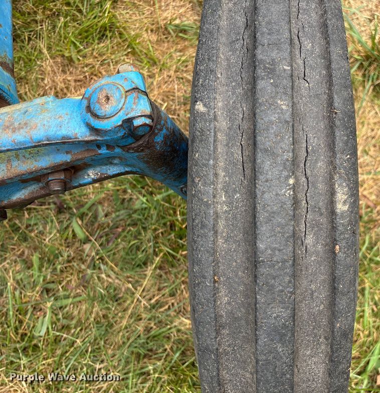 image for item EN5583 1972 Ford 2000 tractor