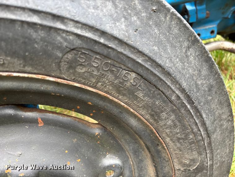 image for item EN5583 1972 Ford 2000 tractor