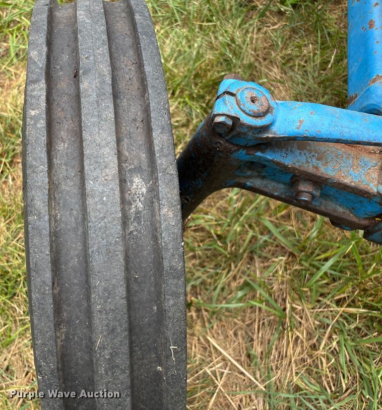 image for item EN5583 1972 Ford 2000 tractor