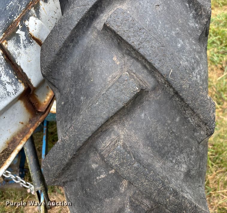 image for item EN5583 1972 Ford 2000 tractor