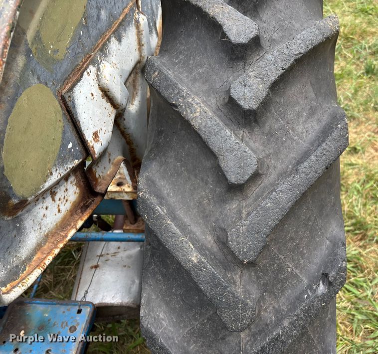 image for item EN5583 1972 Ford 2000 tractor