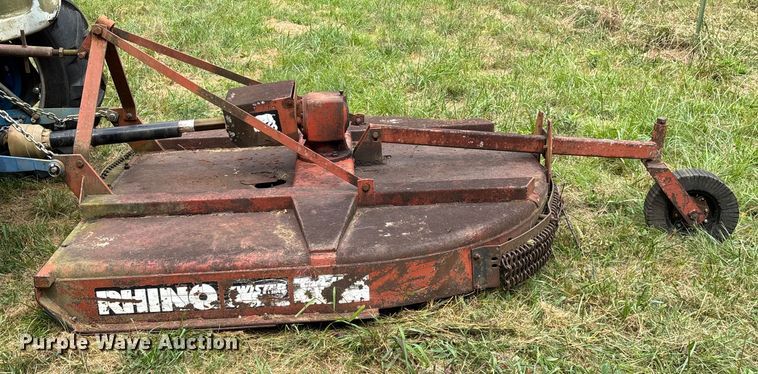 image for item EN5583 1972 Ford 2000 tractor