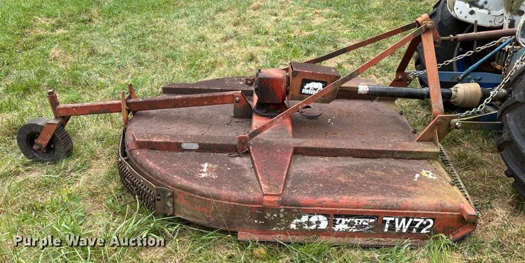 image for item EN5583 1972 Ford 2000 tractor