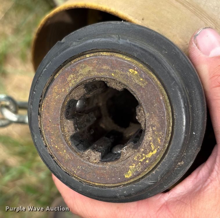 image for item EN5583 1972 Ford 2000 tractor