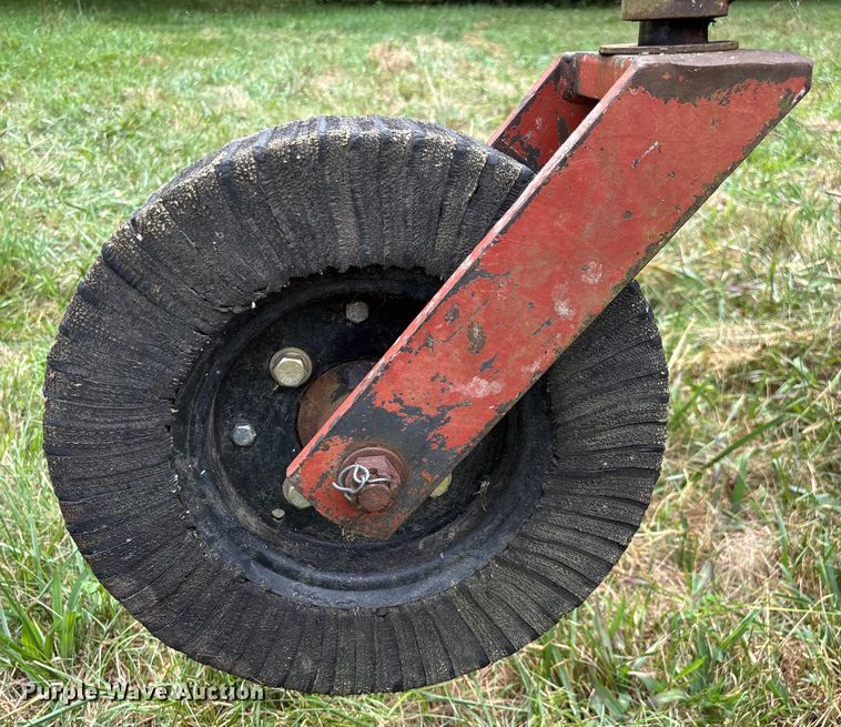 image for item EN5583 1972 Ford 2000 tractor