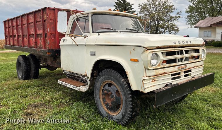 image for item EN7023 1973 Dodge D600 grain truck