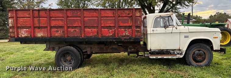 image for item EN7023 1973 Dodge D600 grain truck