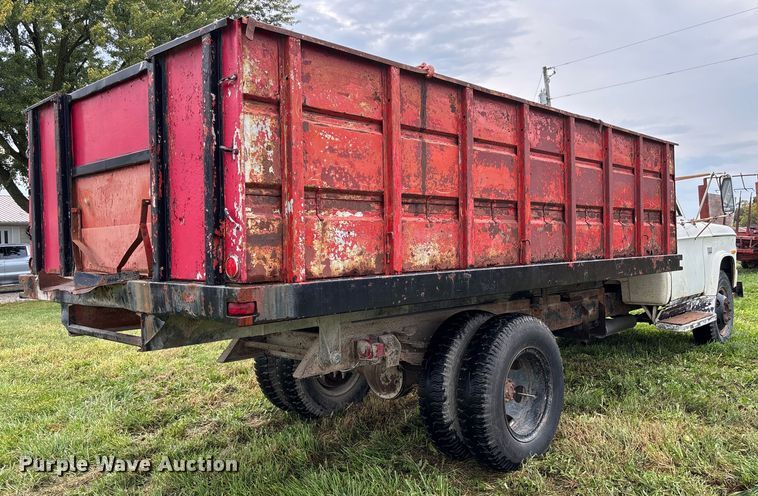 image for item EN7023 1973 Dodge D600 grain truck