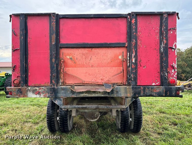 image for item EN7023 1973 Dodge D600 grain truck