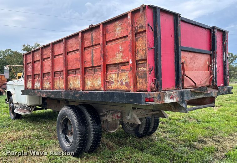 image for item EN7023 1973 Dodge D600 grain truck