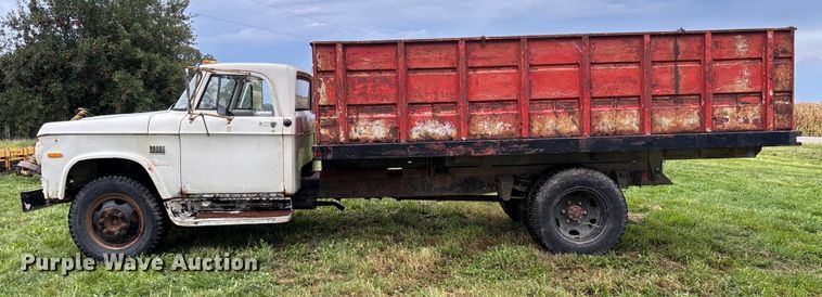 image for item EN7023 1973 Dodge D600 grain truck