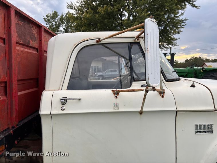 image for item EN7023 1973 Dodge D600 grain truck