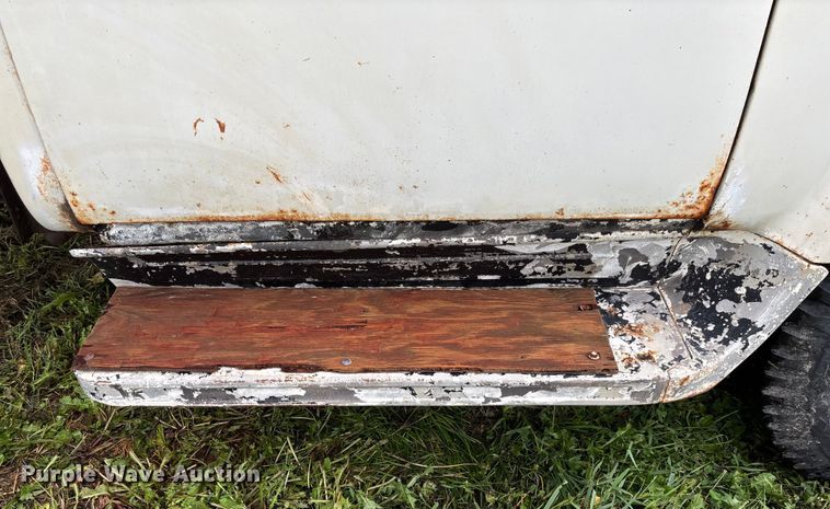 image for item EN7023 1973 Dodge D600 grain truck