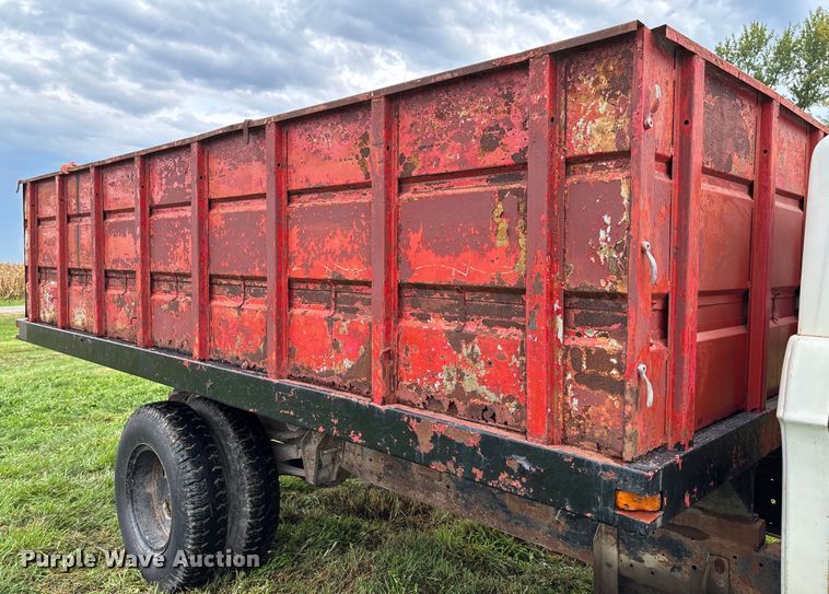 image for item EN7023 1973 Dodge D600 grain truck