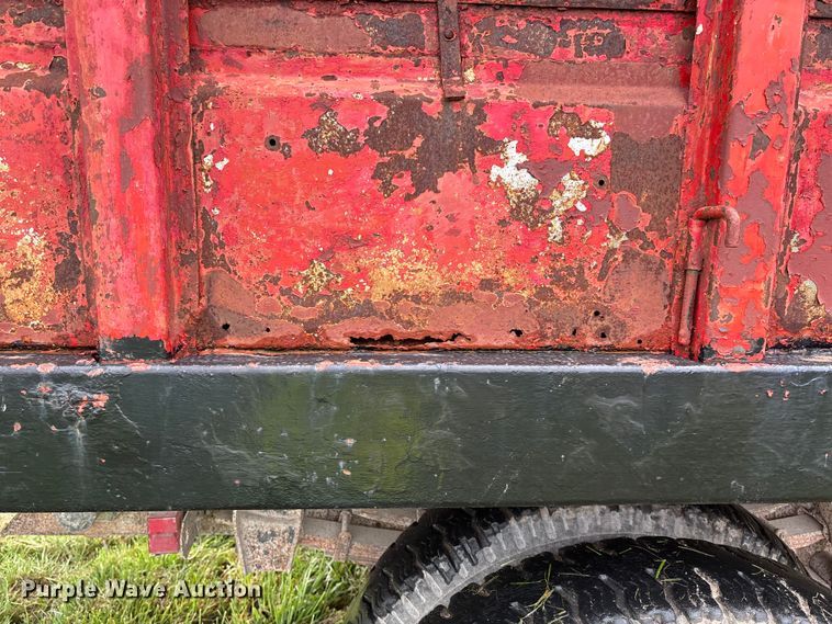 image for item EN7023 1973 Dodge D600 grain truck