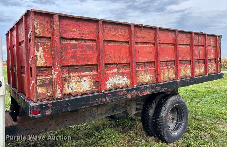 image for item EN7023 1973 Dodge D600 grain truck