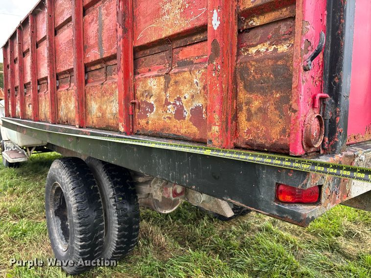 image for item EN7023 1973 Dodge D600 grain truck