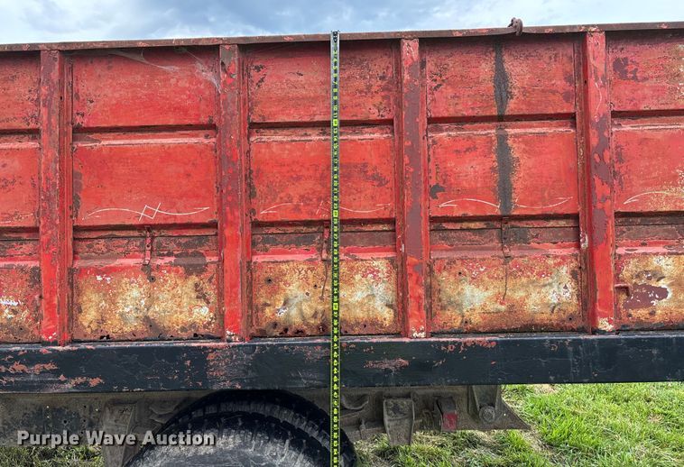 image for item EN7023 1973 Dodge D600 grain truck